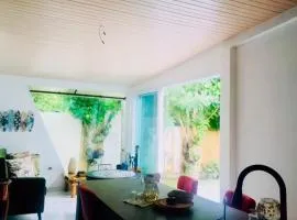 Hermosa casa rodeada de árboles y cerca a la playa