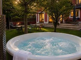 CAL QuEROL Llac, Villa con jacuzzi y jardín en Puigcerdà centro, Hotel in Puigcerdà
