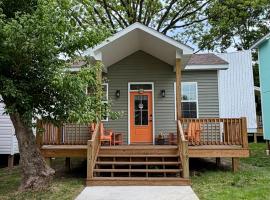 Vibrant Tiny Home Retreat on Creek & Fire Pit, Hotel in Cape Girardeau