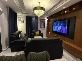 Fresh Corner Apt 7 min Away From Intl Airport MM1