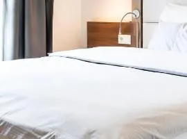 Ahmed Teacher's hotel, including breakfast, closest to the airport