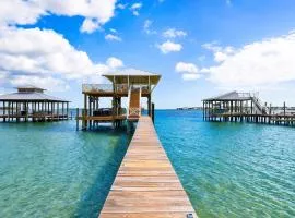 Coastal Cottage Retreat Pool, Boat Dock, & Minutes to Pirates Cove