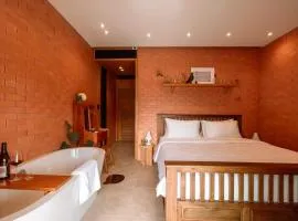 Easterly Room 02