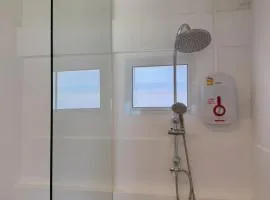 Cozy Frontbeach Studio, Pool Access & AC