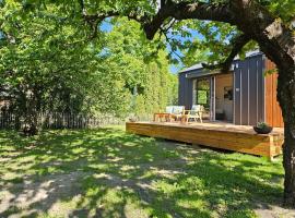 Modernes Tiny House mit Terrasse und Parkplatz, hotel en Elsterheide