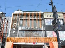 Crown Palace Hotel & Restaurant, hotel v destinácii Hāpur