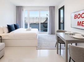 Free housekeeping visits during your stay - StayShort - Studio in Damac Hills that Sleeps 3 with Terrace!, Hotel in Dubai Marina