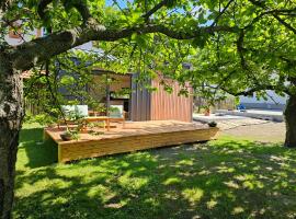 Modernes Tiny House mit Terrasse und Parkplatz, hotel en Elsterheide
