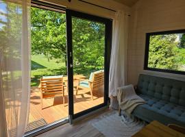 Modernes Tiny House mit Terrasse und Parkplatz, hotel em Elsterheide