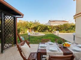 Villa Medea, con giardino, a 150m dal mare, Relax totale a Siracusa, Hotel in Terrauzza
