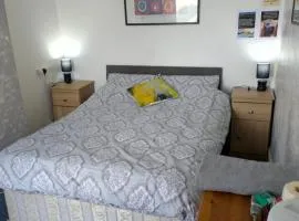 Kettering Town Double Rooms with TV Ideal Professional workers for longer stays Shared bathroom kitchen & Lounge