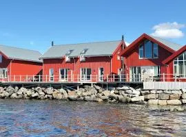 Modern seafront cabin with sauna 8 mins to Leknes
