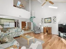 Airy Condo w/ Loft for 8! Bay Tree 24B