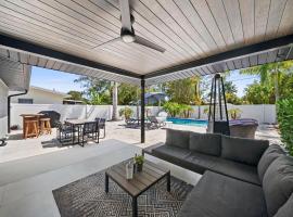 3BR Near Beach with 2 King Suites, Pool and BBQ, hotell i Naples