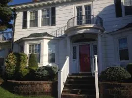 Beach Block Victorian 1 minute from beach