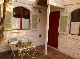 CASA MAIPÚ, acogedora y cerca de la Laguna, con pileta
