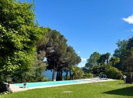 Casa Blanca - Villa with pool and private beach, hôtel à Lesa