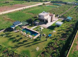 Peaceful Family Villa on a Farm with Private Pool and Stunning Mountain Views، فندق في أغادير