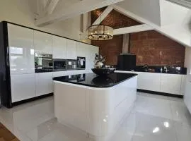 Luxury 3 Bedroom apartment with Loch View