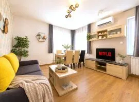 Prime Stay - Deluxe 3 Bedroom Family Apartment with AC & Parking Included
