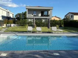 Casa Schöni - Exklusive Ferienwohnung mit Poolblick in Lazise