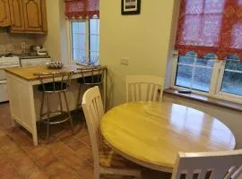 Cosy Apt, sleep4, -private entrance-beside sea,Bar,