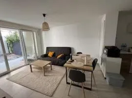 Modern apartment with parking, close to the beach & downtown