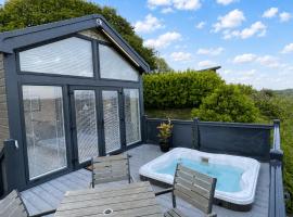 Ty Poppy at Noble Court with Hot Tub, Hotel in Narberth
