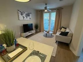Top-Floor Luxury Retreat, King Bed, Full Kitchen, Private Balcony