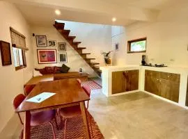 Surfer's Hideout - central two-storey HOUSE with garden & private balcony