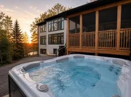 Dream Muskoka Retreat with Hot Tub, BBQ, Fire Pit and Theatre Room