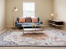 Charming 3 bed, 1 bath home with new furniture, hotell sihtkohas Amherst