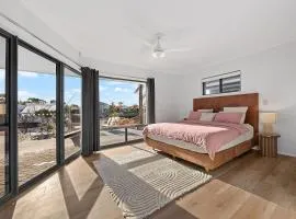 Smada Stay - 4BR, Waterfront, Perfect Entertainer