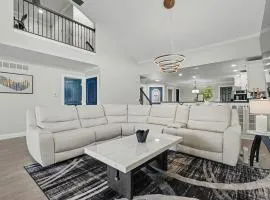 Luxury Lake & Golf Escape, 4BR Home & Gym, Near UIUC, U of I - Sleeps 11