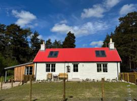 Stunning Highland Cottage in the Woods on Royal Deeside, hotel em Coldstone