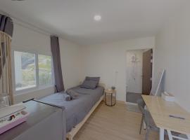 Cozy 1BR Tiny Home with workspace in a Quiet & Central Location, хотел в Ban Madua Wan