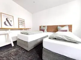 Exclusive 85 qm Wohnung, offener Loft-Charakter, 24-Std Check-In, separater Eingang, Parkplatz, 6 Personen, 3 Schlafzimmer, Familien- Geschäftswohnung, WLAN
