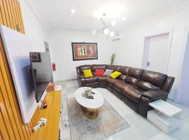 2 Bedroom Apartment Lekki - Highly Secured with 24hrs Power, hotelli kohteessa Lagos