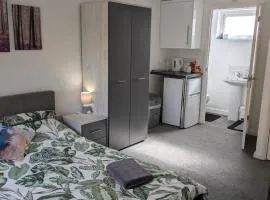 Corby En-suite Rooms NN17 Ideal Contractors Short & Long stays Opposite Lodge Park Leisure Center