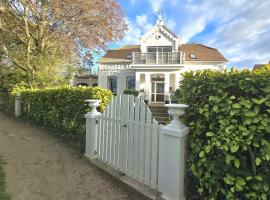Viesnīca Altes Kapitänshaus von 1880 pilsētā Heiligenhāfena