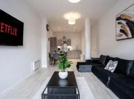 Leeds Dock Riverside Apartment Sleeps 8 and Parking