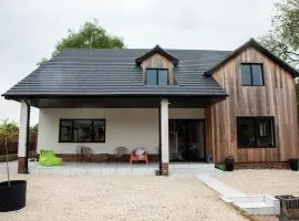 House Sleeps 10 with Enclosed Garden