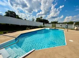 Private Pool HotTub Sauna Wineries Hikes