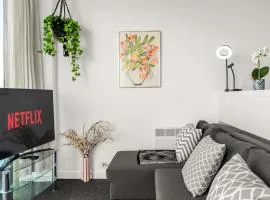 #96 City Living at The Rotunda - Sleeps 4 - Perfect for Small Families