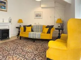 1 Bed Flat - Sleeps 2 - Garden - Parking - Beach