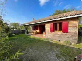 Chalet bois et volets rouges