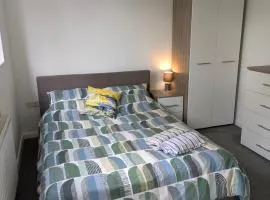 Corby En-suite Rooms NN17 Ideal Contractors Short & Long stays Opposite Lodge Park Leisure Center