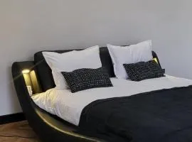 Alexandra's Black Central Residence