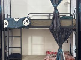 Manavi Hostel Near by Mathura Railway Station, khách sạn ở Mathura
