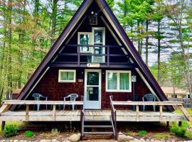 Adorable Aframe in the White Mountains, hótel í Conway